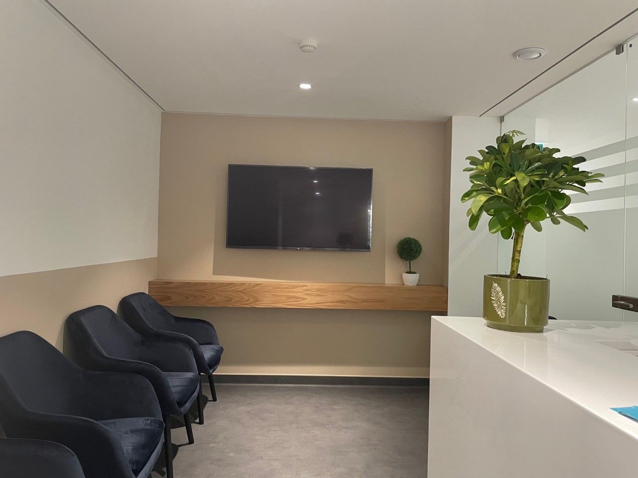 Área de espera adicional na clínica Greenmed com cadeiras confortáveis.