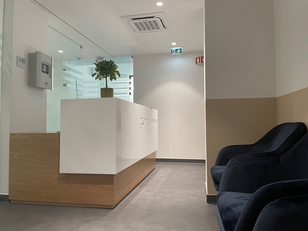 Corredor da clínica Greenmed com acesso à receção.