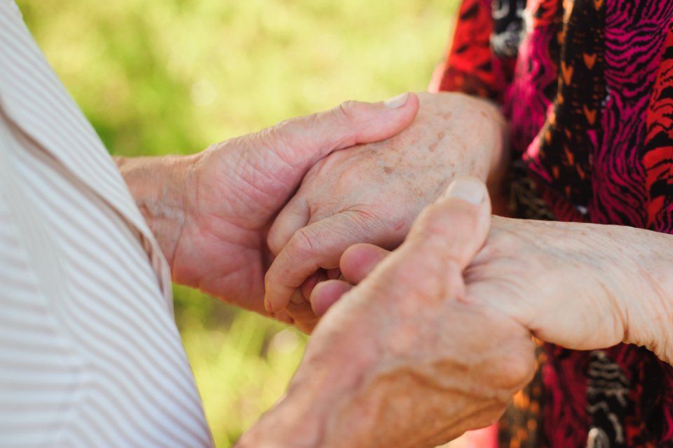 anziani si stringono le mani