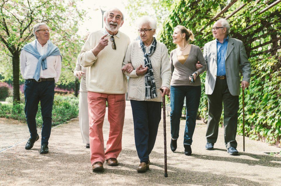 persone anziane che passeggiano