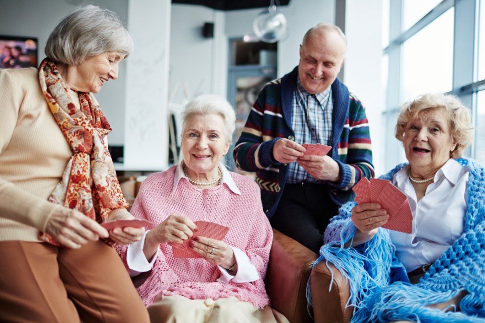 anziani giocano a carte