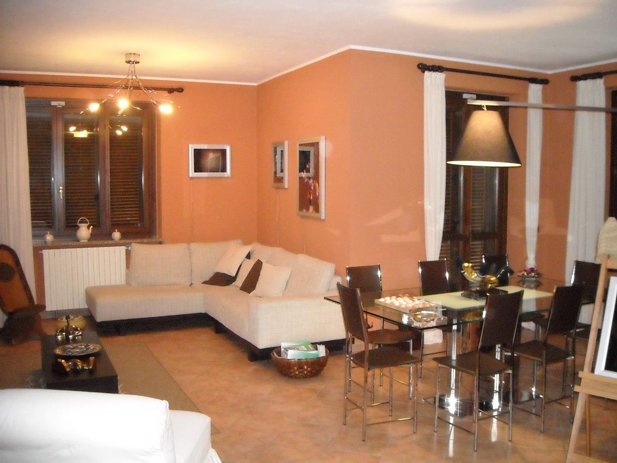 divano in soggiorno casa famiglia