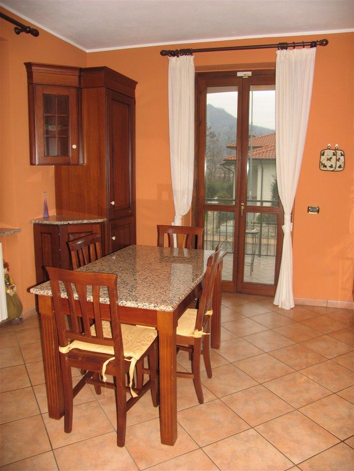 tavolo in cucina casa famiglia