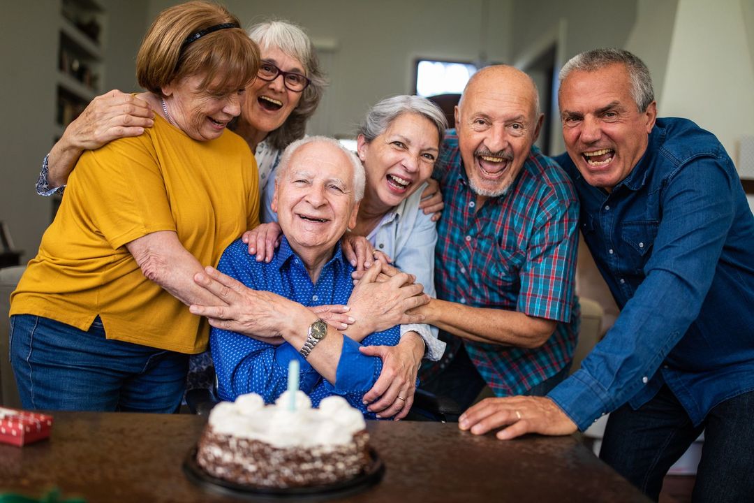 anziani festeggiano un compleanno