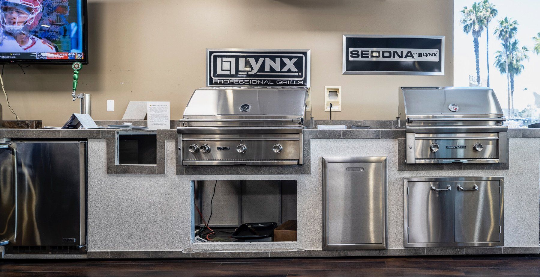 a grill setup with a sign that says lynx on it