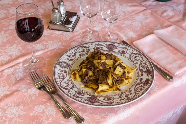 Costolette di maiale arrosto con patate e verdure su un piatto bianco