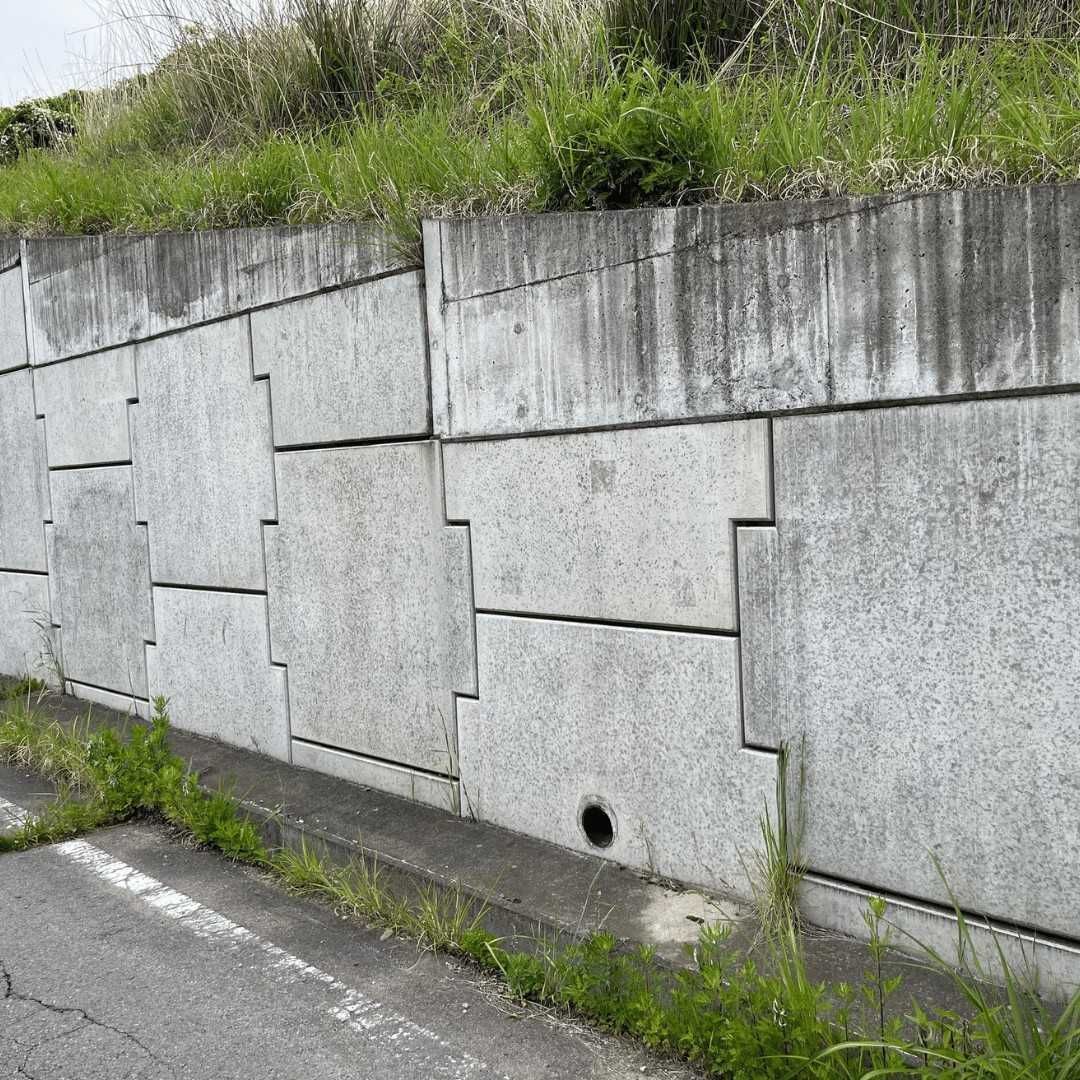 Segmental block retaining wall with
integrated drainage on CT shoreline
property