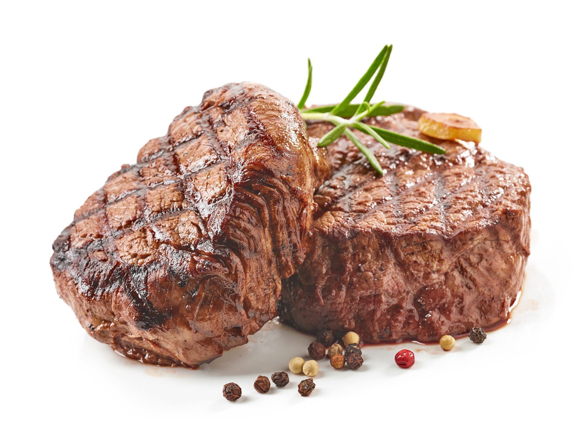 zwei gegrillte Steaks mit Gewürzen auf weissem Hintergrund