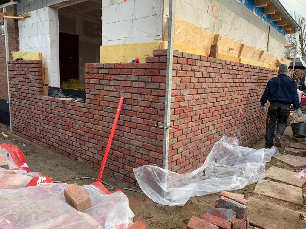 Handwerker arbeiten an Wohnbauprojekt