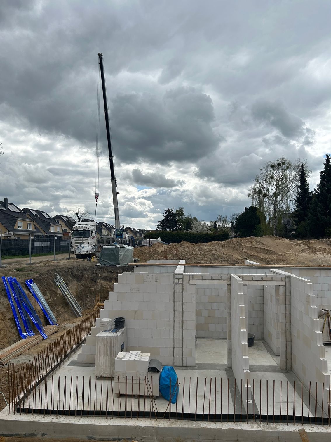 RK Bau-Planung: Baustelle für modernes Wohnhaus