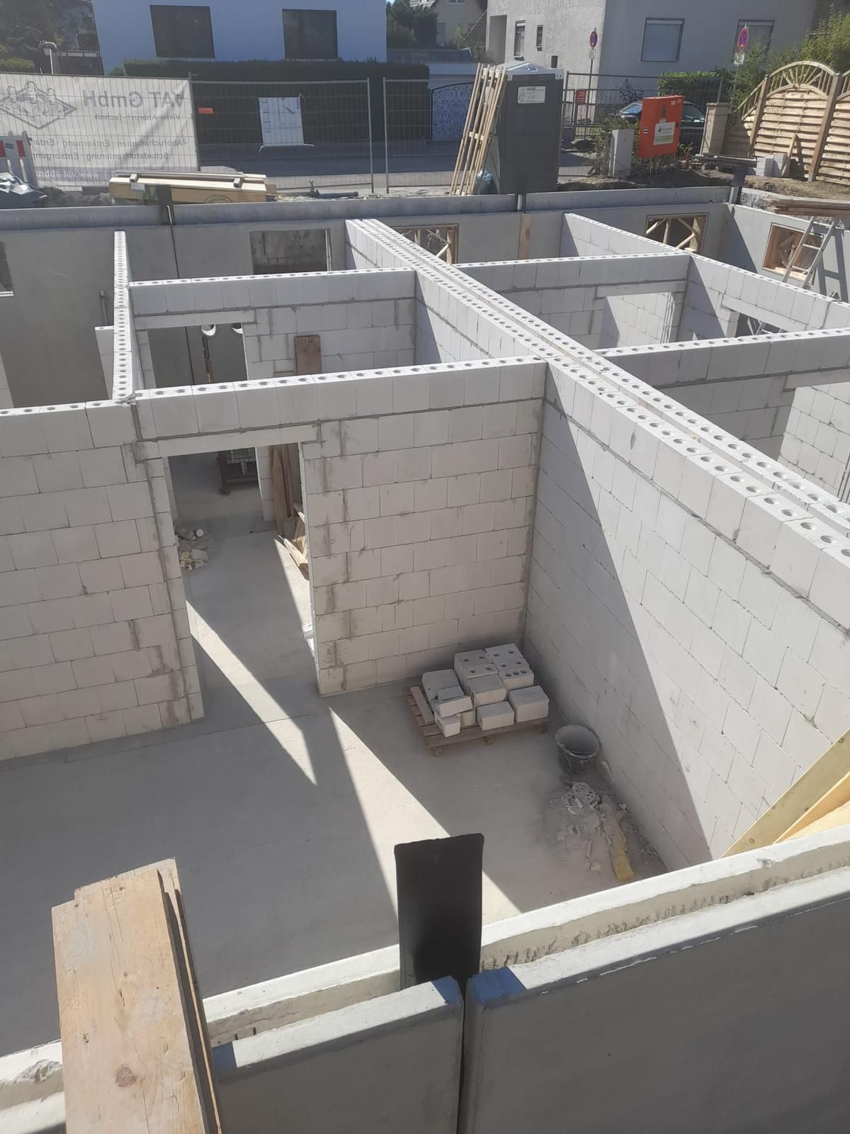 Innenwände eines neuen Bauobjekts von RK Bau-Planung Zeven. Hochwertige Bauausführung für modernen Wohnkomfort.