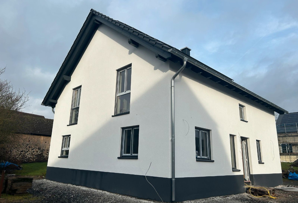 Ein stilvolles Einfamilienhaus, entworfen von RK Bau-Planung Zeven, verkörpert zeitgemäße Architektur und Wohnkomfort.