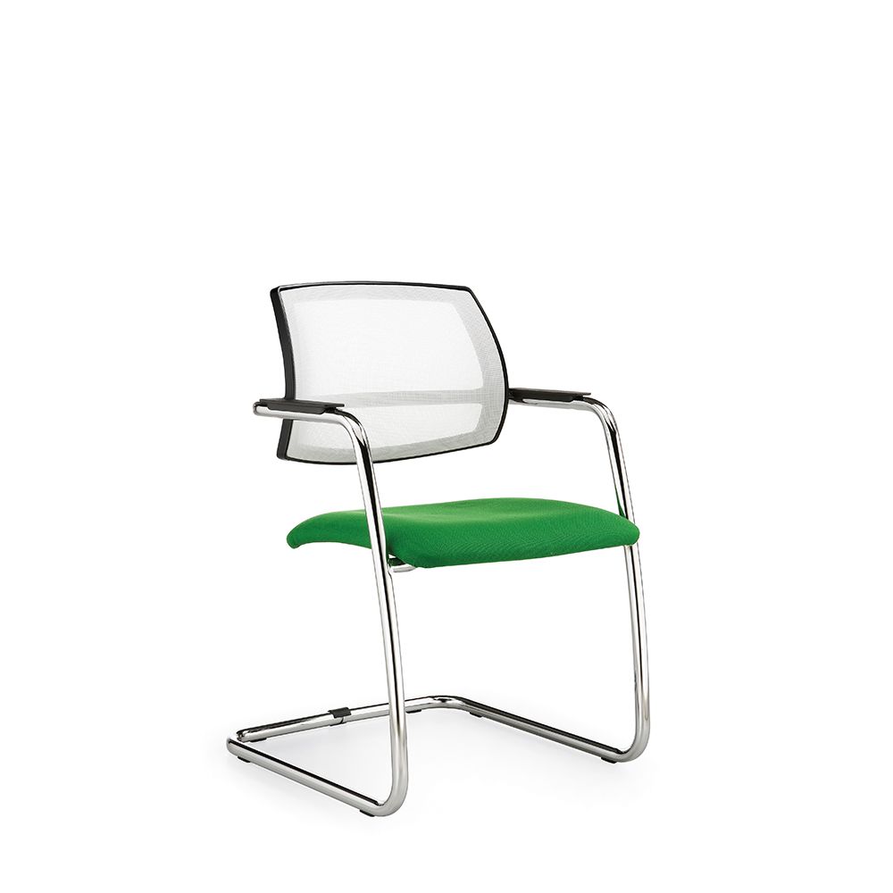 Sedia da ufficio in rete verde e bianca con struttura cromata.