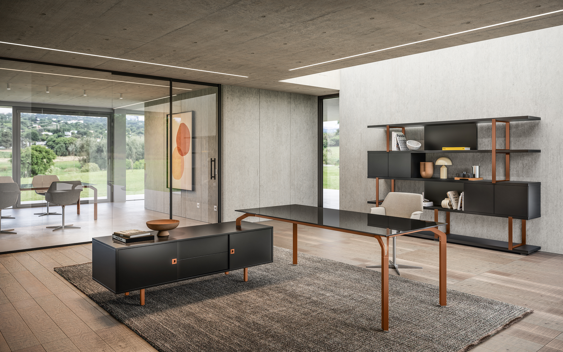 Ufficio moderno con scrivania, scaffali e mobili in legno scuro; si può ammirare la vista sull'esterno grazie alle pareti in vetro.