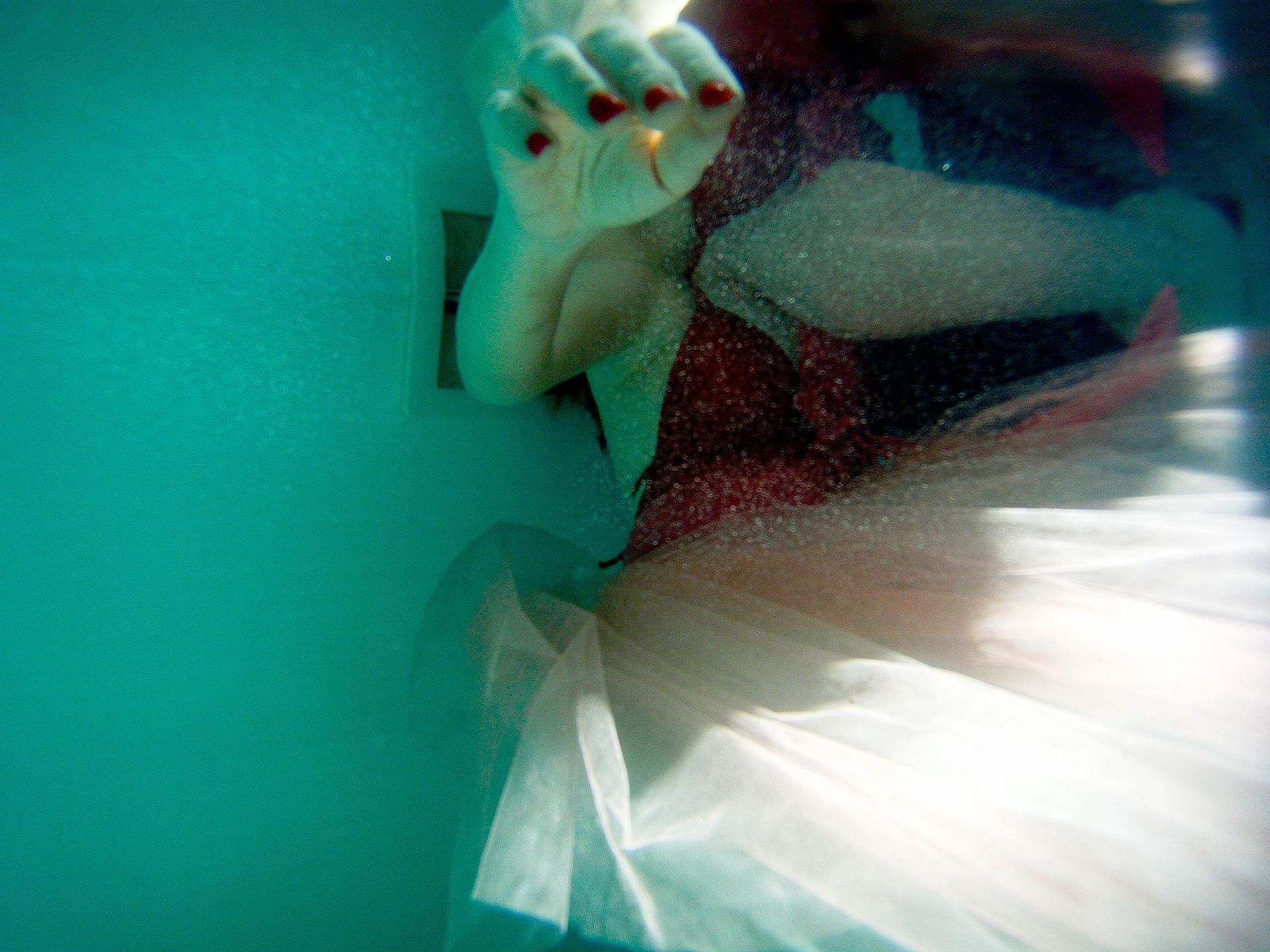 אֲנִי מַשְׁקִיעָה אֶת עצמי בַּמַּיִם הַצְּלוּלִים