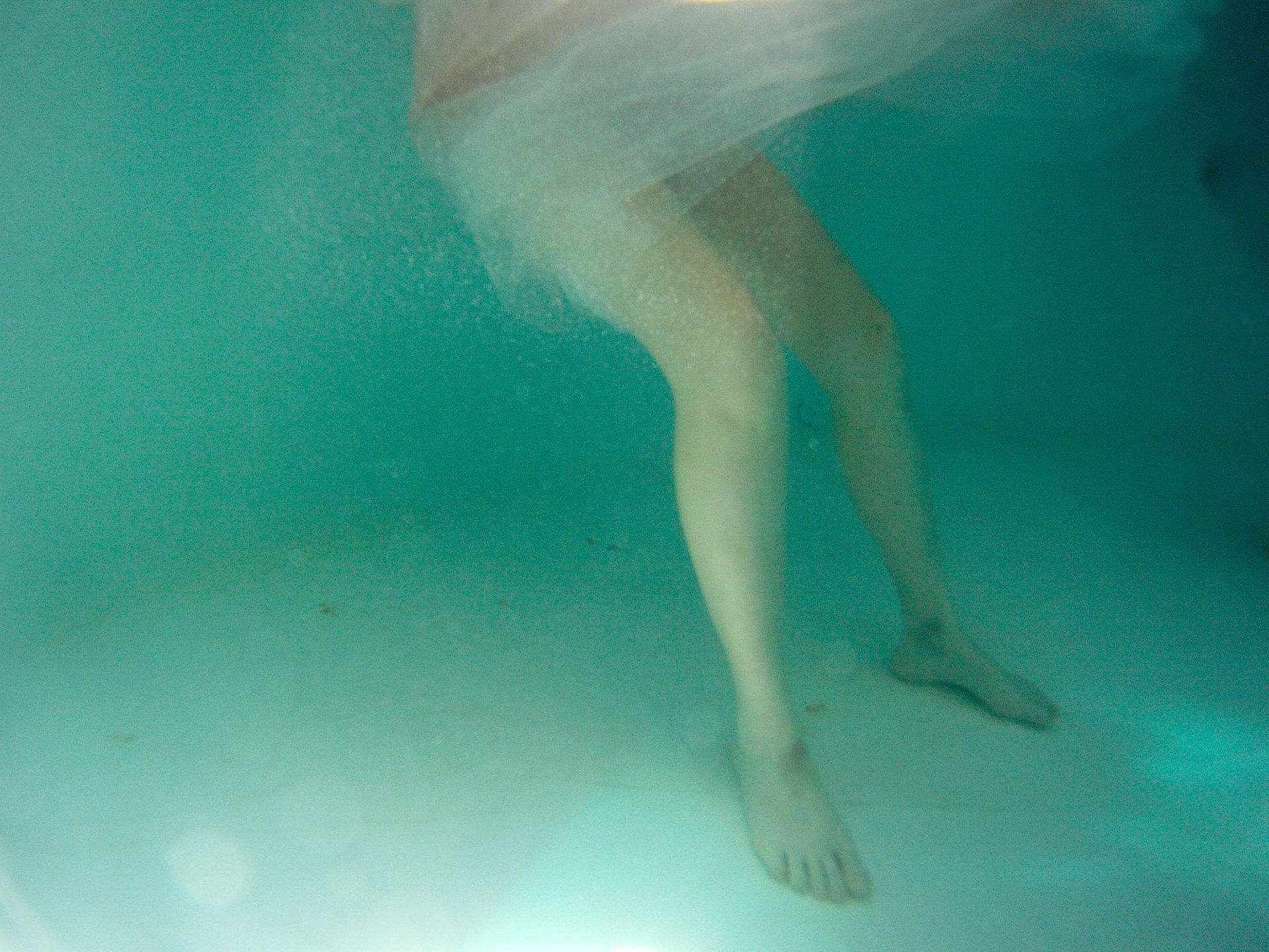 אֲנִי מַשְׁקִיעָה אֶת עצמי בַּמַּיִם הַצְּלוּלִים