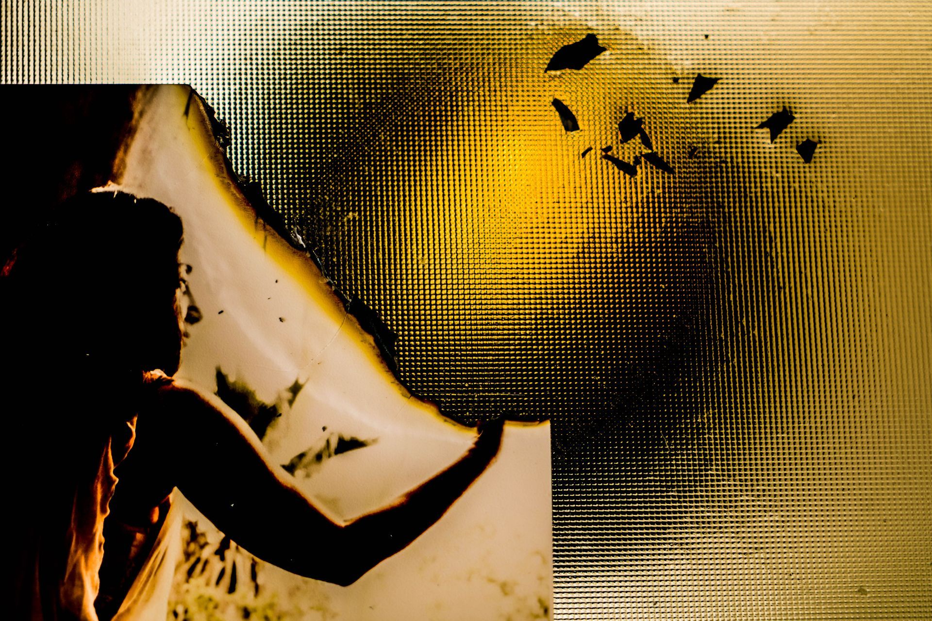 הָאֵשׁ כְּמוֹ הַשֶּׁמֶשׁ, נִמְצֵאת שָׁם תָּמִיד