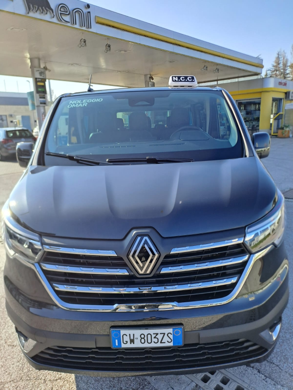 Furgone Renault grigio parcheggiato presso una stazione di servizio, targa italiana.