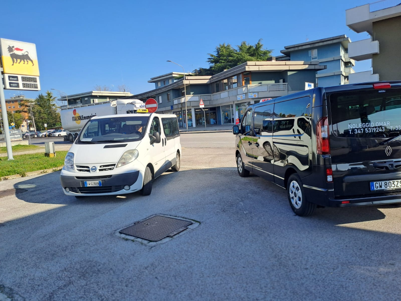 Due furgoni parcheggiati sul marciapiede