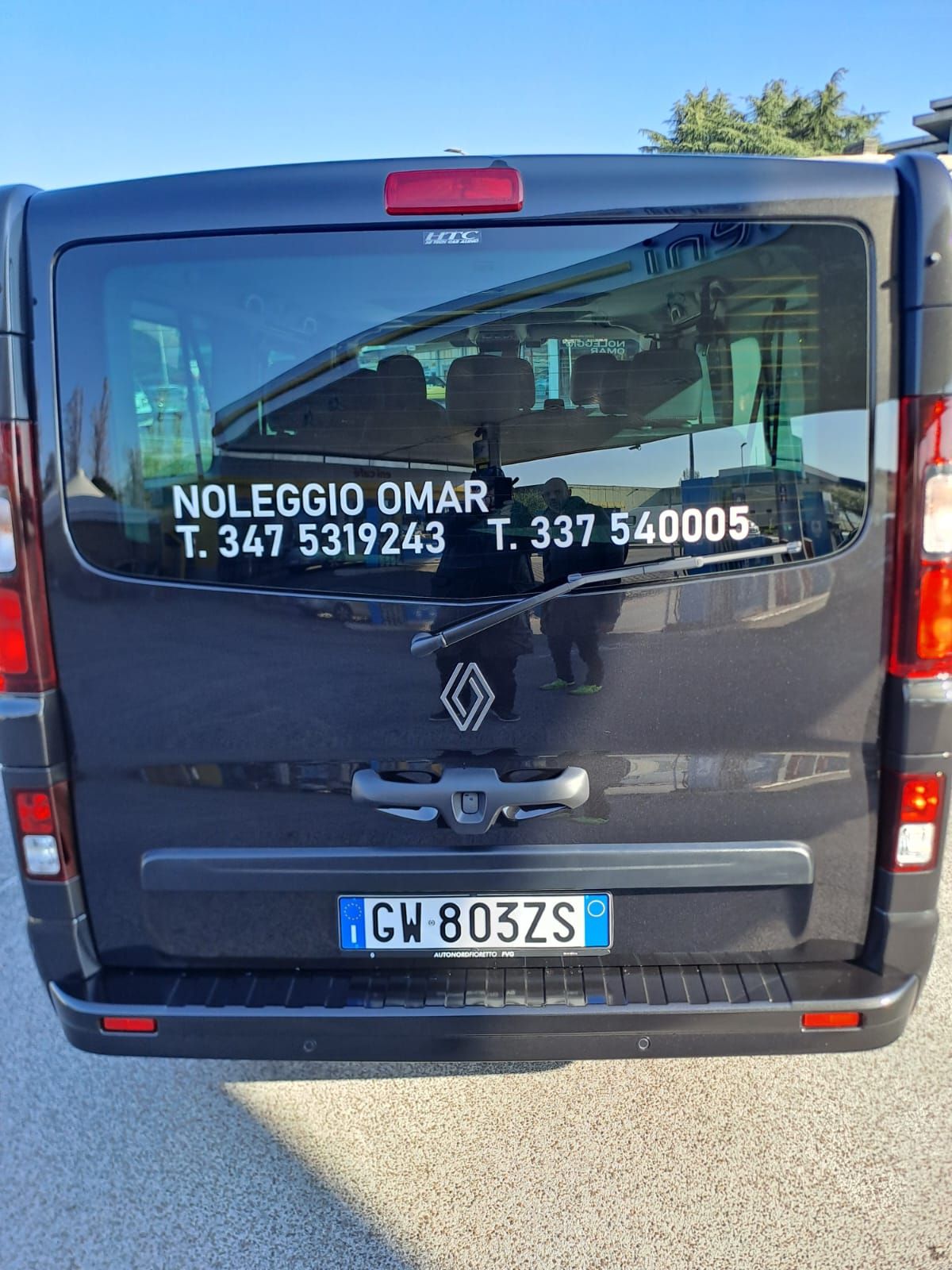 Furgone Renault nero con pubblicità