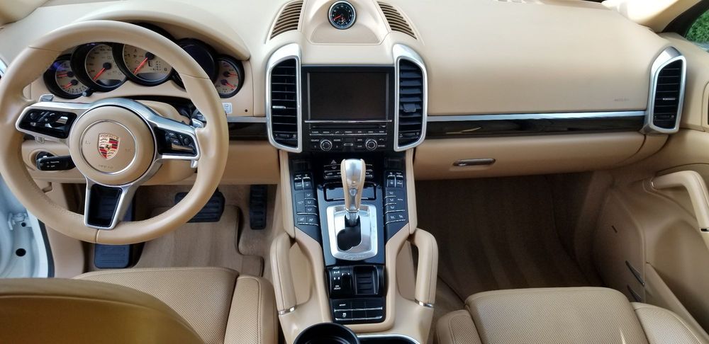 The interior of a porsche cayenne is shown.