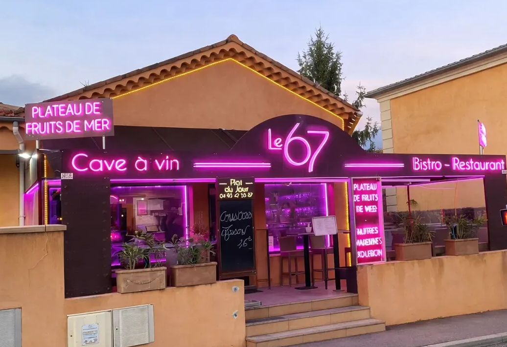 Le 67, un restaurant français à l'éclairage rose, avec une cave à vin, des fruits de mer et une terrasse extérieure ouverte au crépuscule.