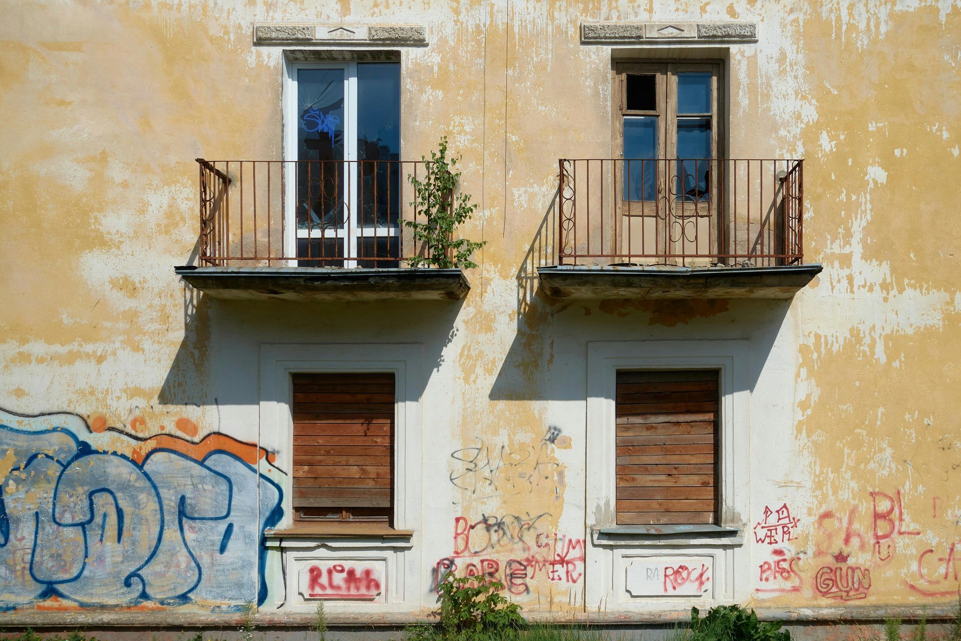 A building with graffiti on it including the letters gds