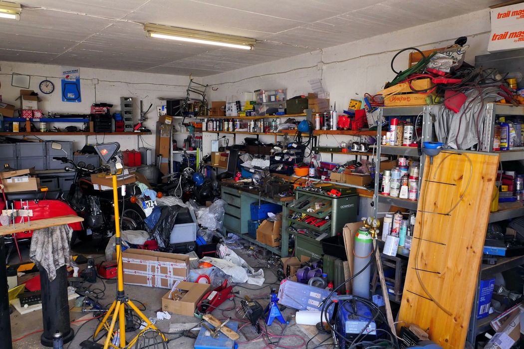 Un garage disordinato pieno di attrezzi e scatole