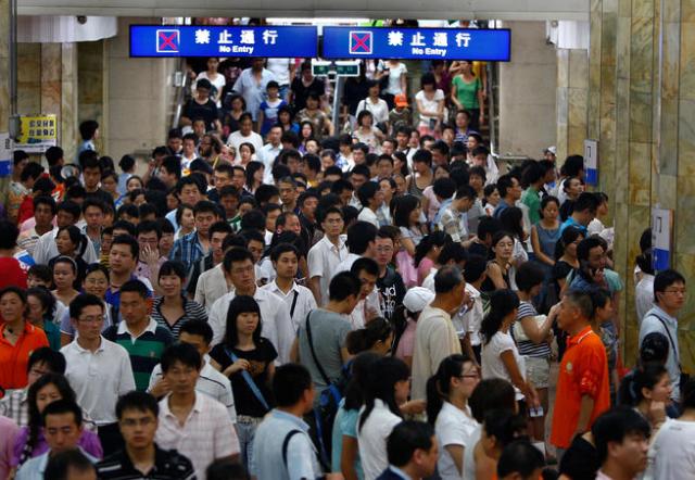 grote menigte tijdens spitsuur metro beijing