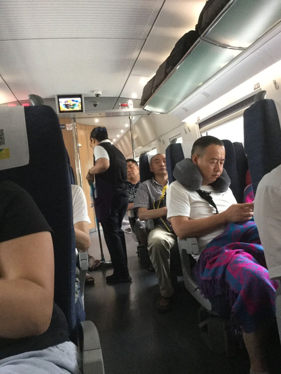 reizigers in de coupe van een bullit trein in China