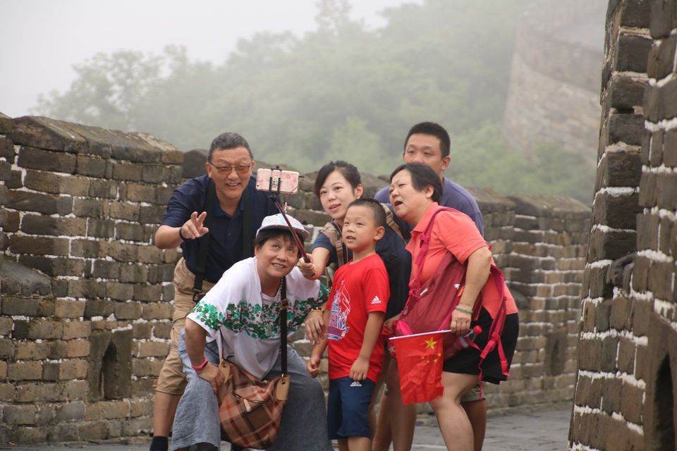 Chinese familie die op de grote muur een selfie maakt van 6 personen