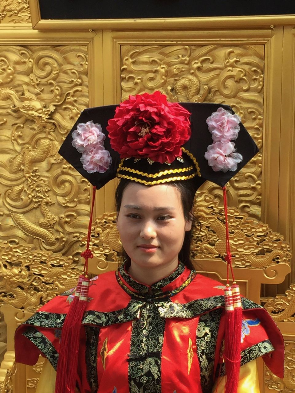 Vrouw poseert met traditioneel Chinese hoofdtooi bij Temple of Heaven 