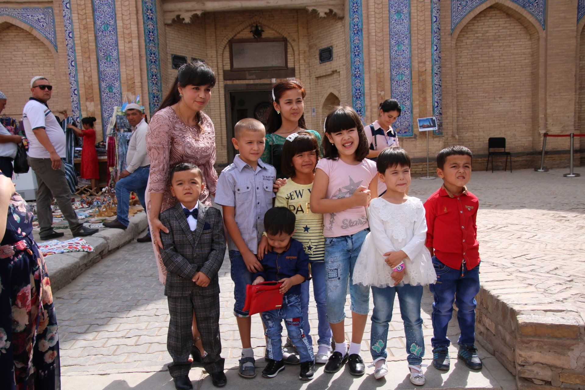 Gezin in Khiva poseert voor foto