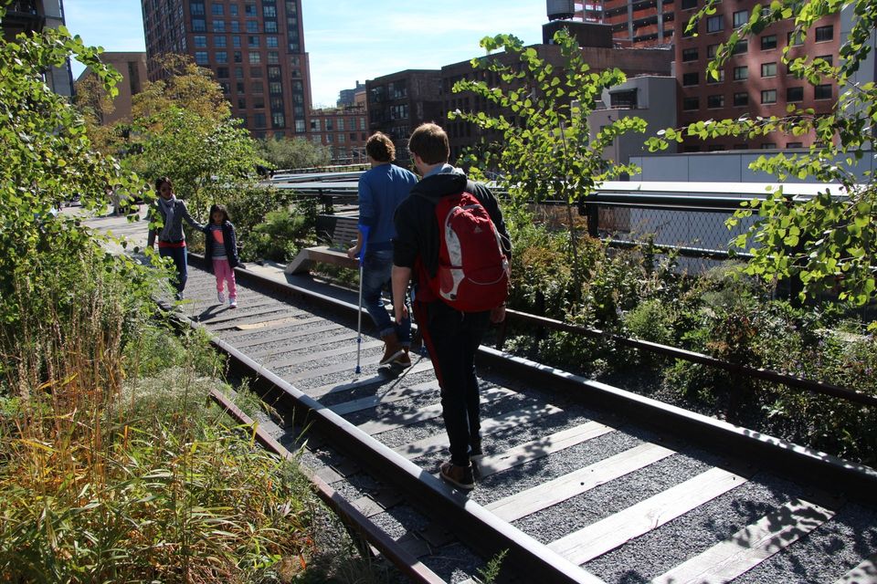 Twee mannen lopen op smalspoor bij de high line