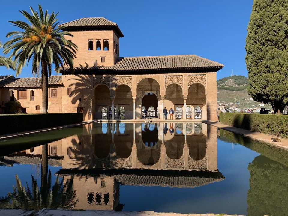 gebouw in de zon met weerspiegeling bij  alhambra in granada