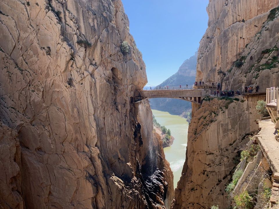 brug over de kloof bij de caminito del rey in spanje