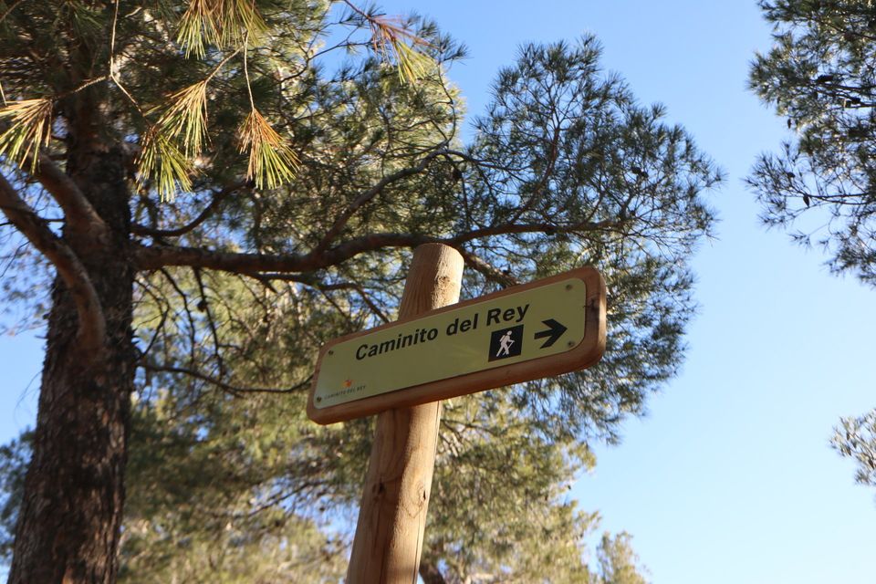 wegwijzer naar de wandelpad caminito del rey