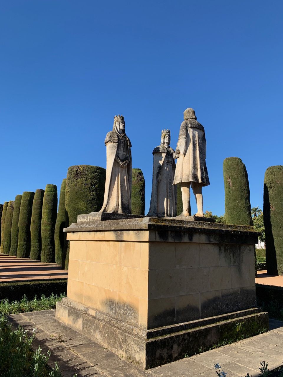 Standbeeld van Columbus in tuinen van Alhambra in Cordoba