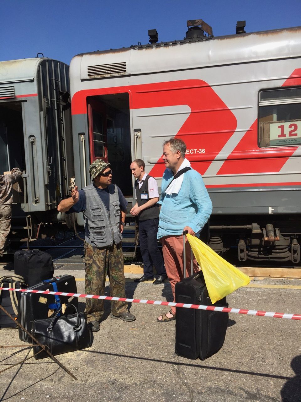 twee mannen praten op het perrron van een russisch station