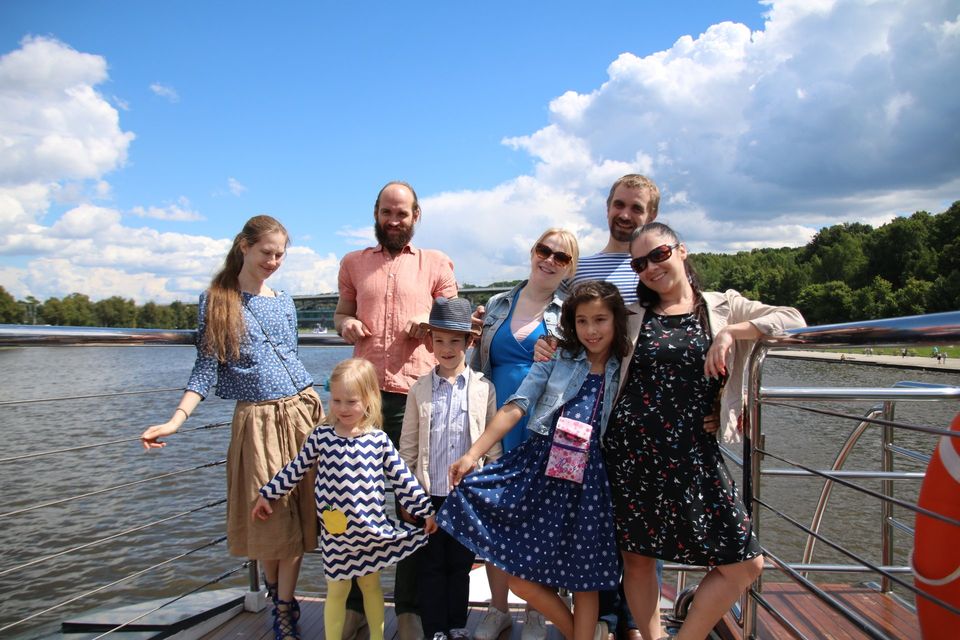 familieportret van russisch gezin op het voordek van een schip op de moskwa