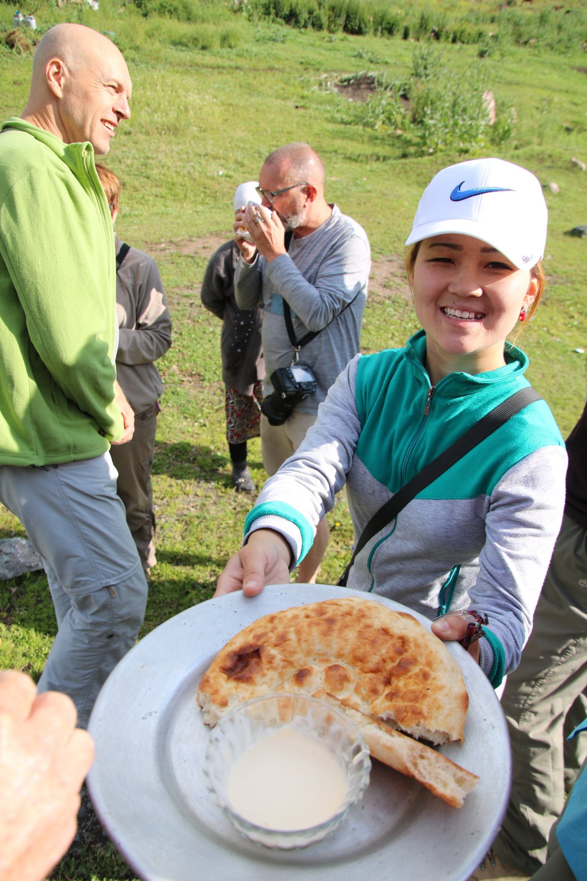 vrouw presenteert welkomst snack kirgizie