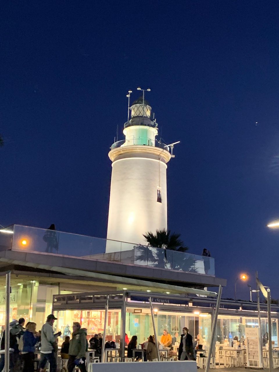 vuurtoren in malaga in avondlicht