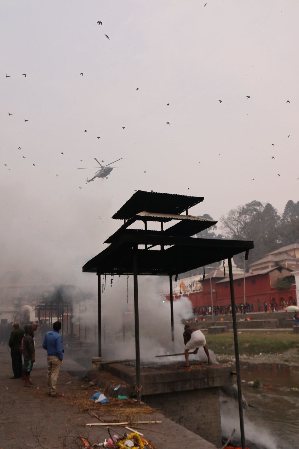 helicopter boven tempel nepal