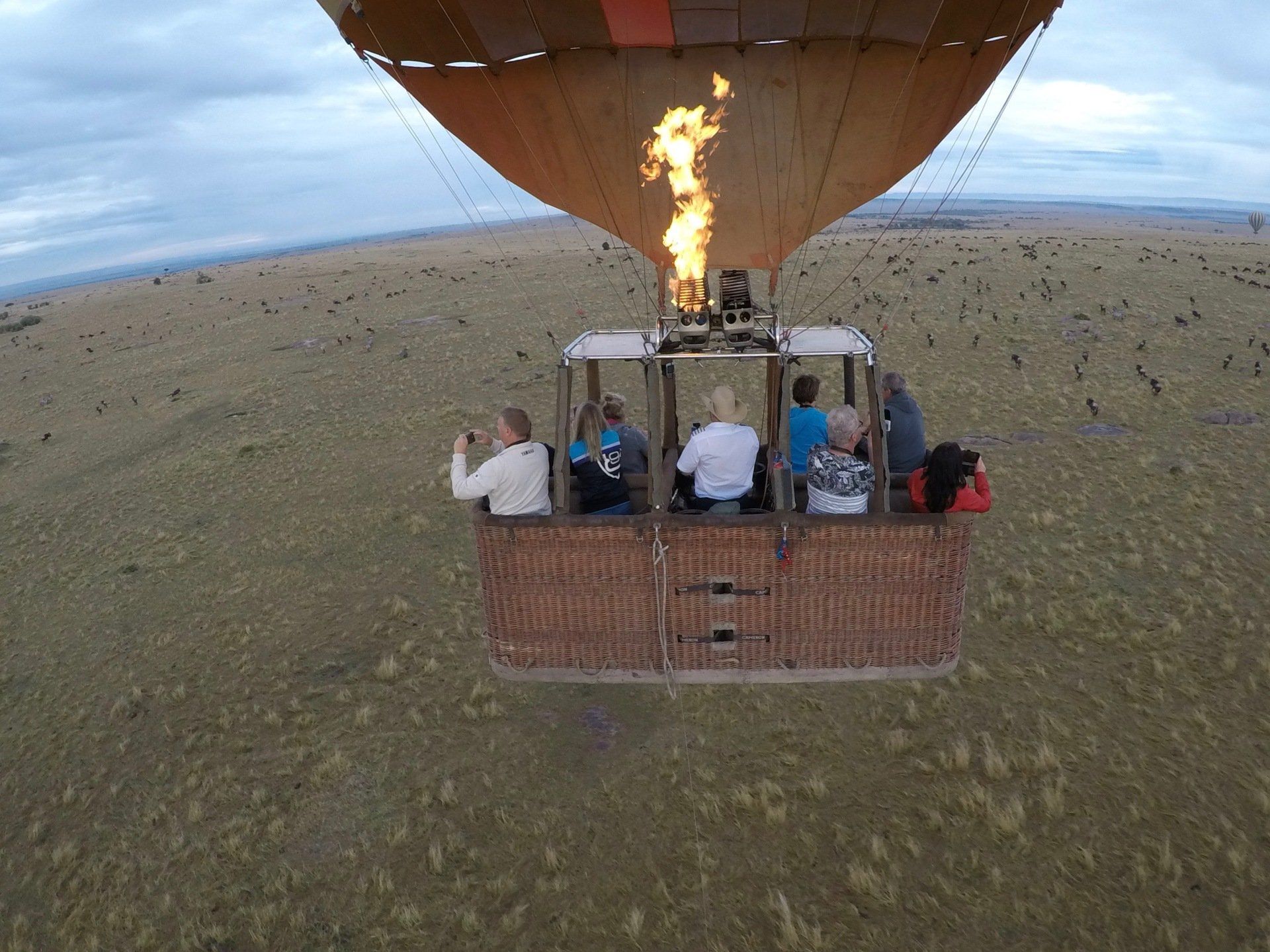 Ballon met reizigers bioven de masai mara