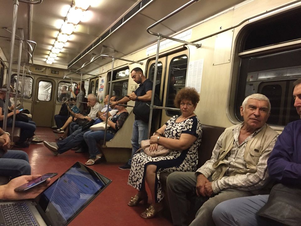 interieur moskou metro met passagiers