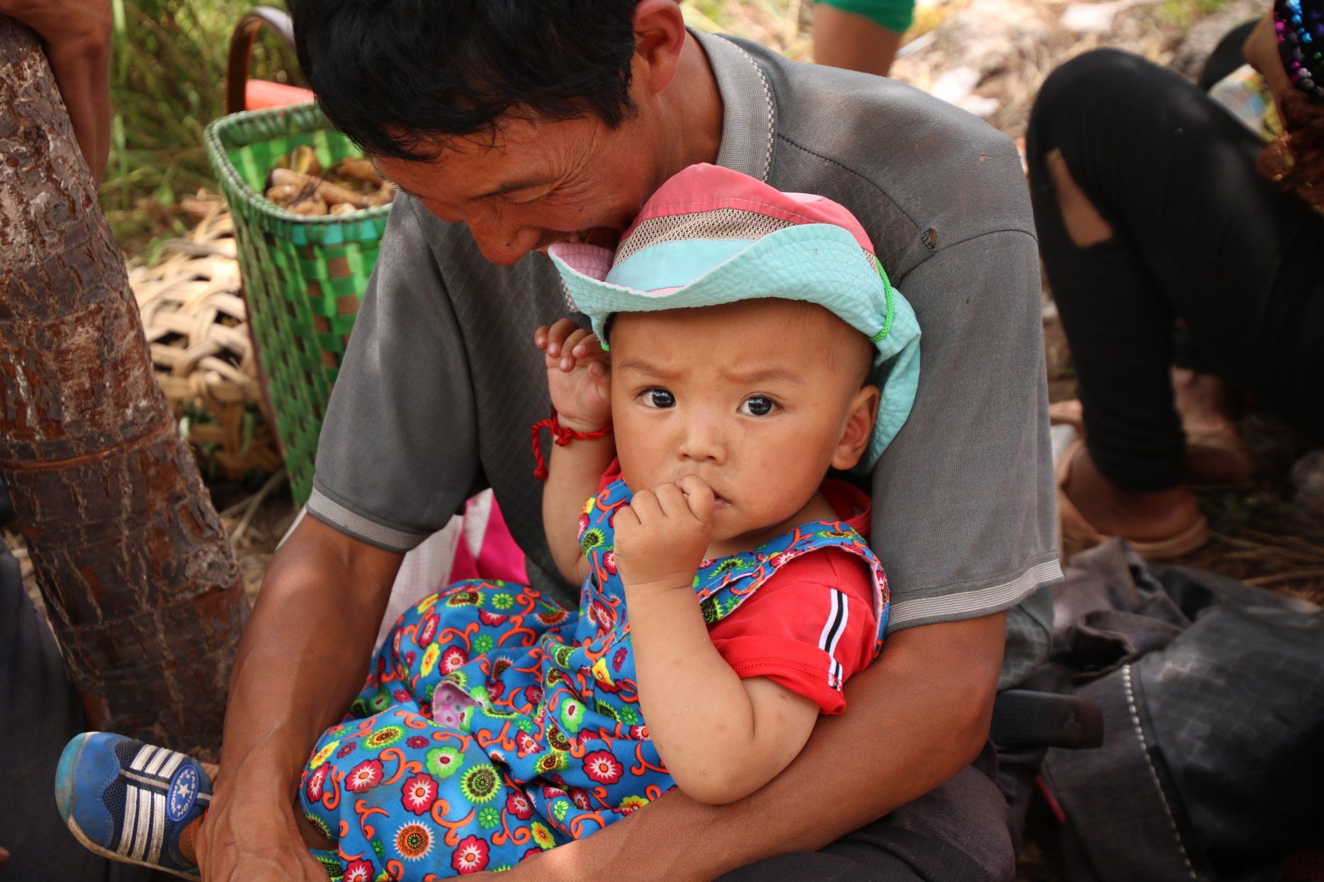 Man met kind op schoot in Dali china