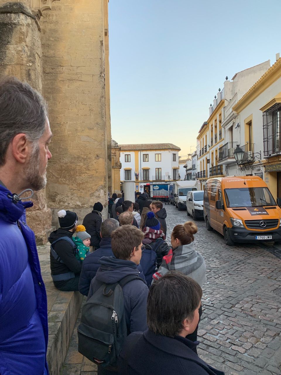 rij wachtenden voor de ingang van de Mezquita in Cordoba