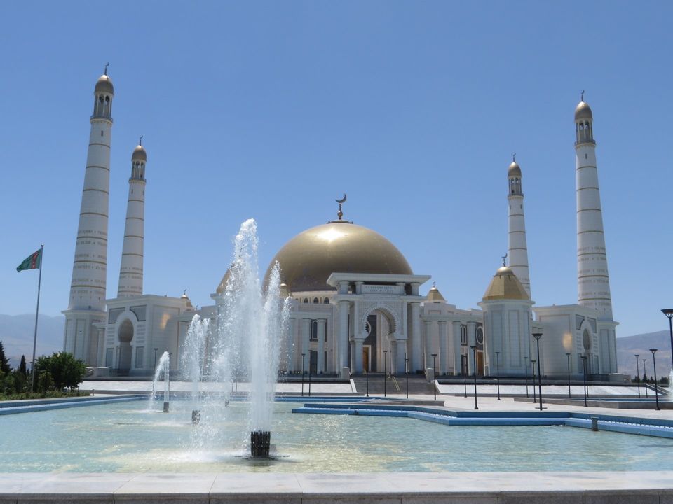 moskee in ashgabat met fontein op voorgrond