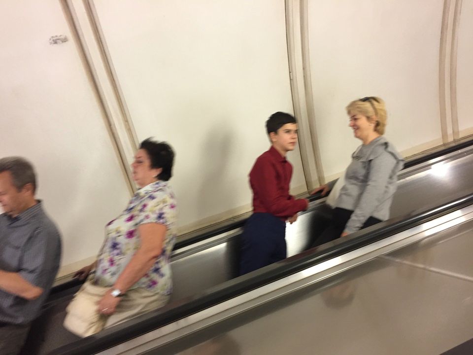 passagiers op stijle roltrap metro moskou