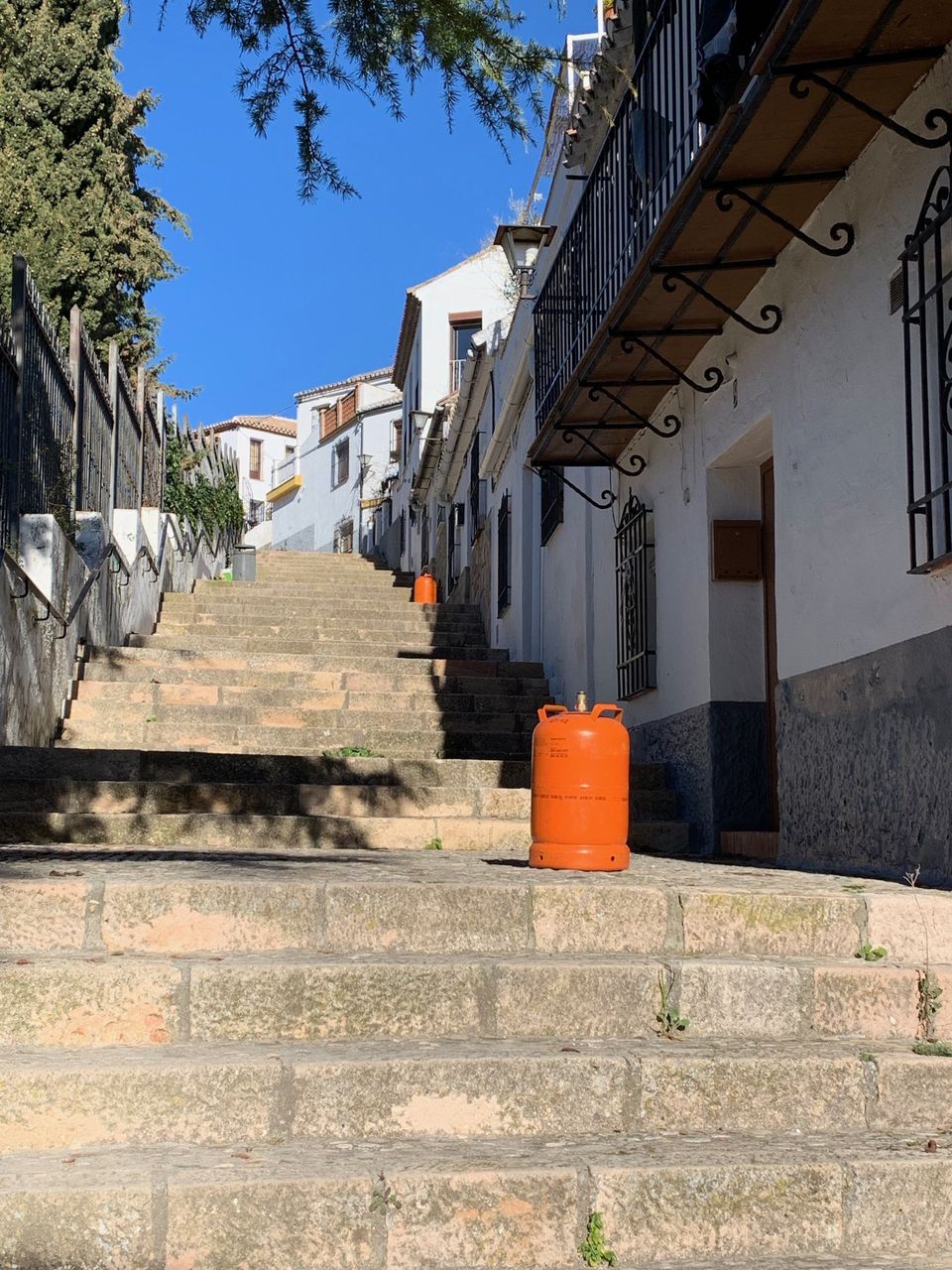 Straatbeeld van Ronda met lege oranje gasflessen